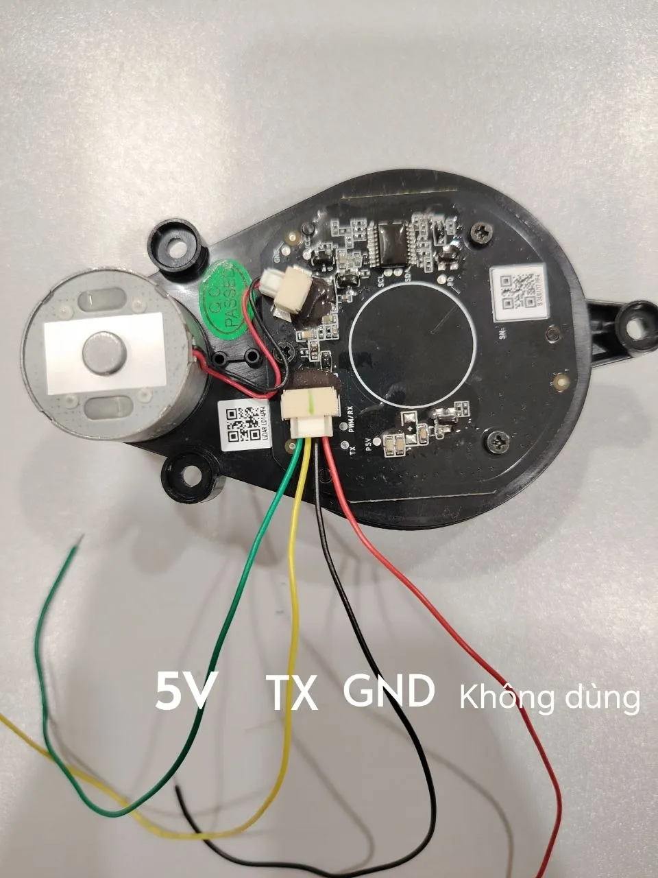 Mặt dưới LD14 với 4 dây: xanh lá là 5V, vàng là TX, đen là GND, đỏ là PWM không dùng